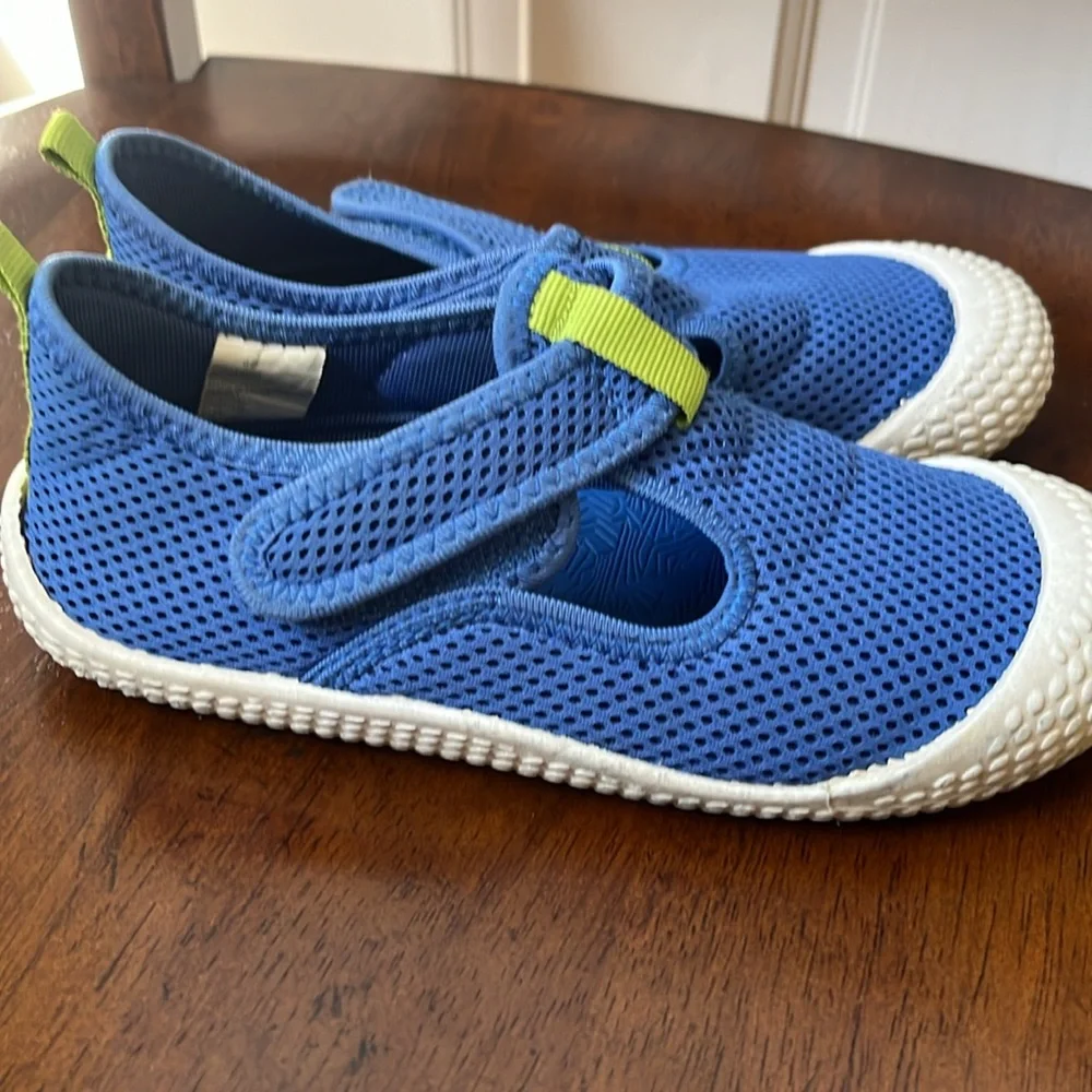 Cat & Jack Sz 12 Water Shoes